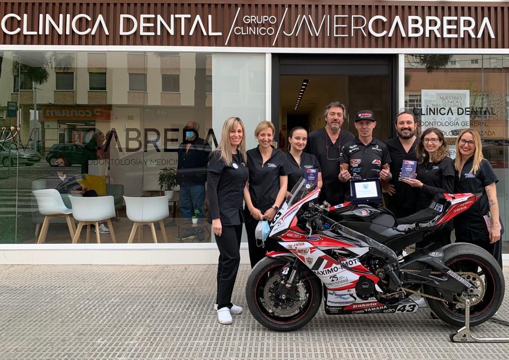 Antonio Montoya Cazorla, luce sonrisa tras visitar Clínicas Cabrera en Burriana. El mayor grupo dental de Castellón al servicio del piloto de Superbike 